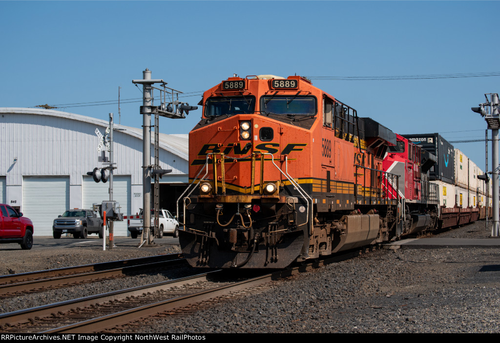 BNSF 5889